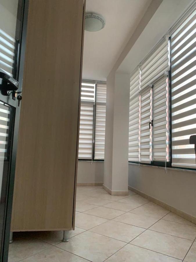 Laureta Central Apartment Тирана Екстер'єр фото
