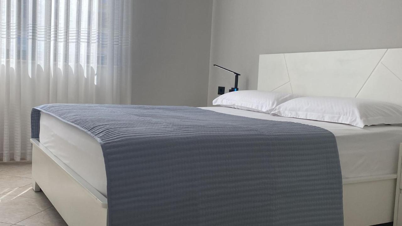 Laureta Central Apartment Тирана Екстер'єр фото
