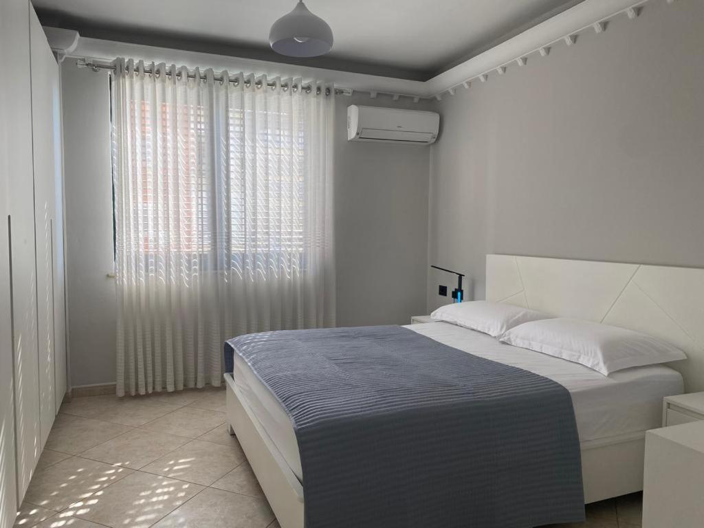 Laureta Central Apartment Тирана Екстер'єр фото