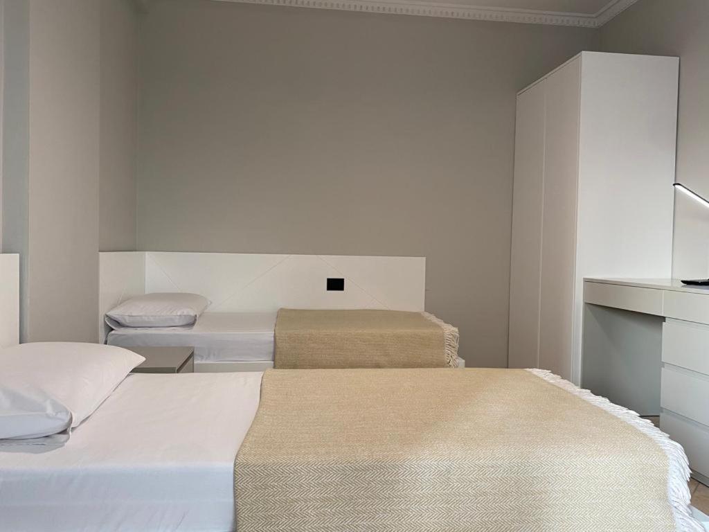 Laureta Central Apartment Тирана Екстер'єр фото