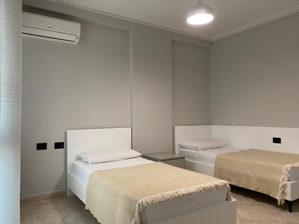 Laureta Central Apartment Тирана Екстер'єр фото