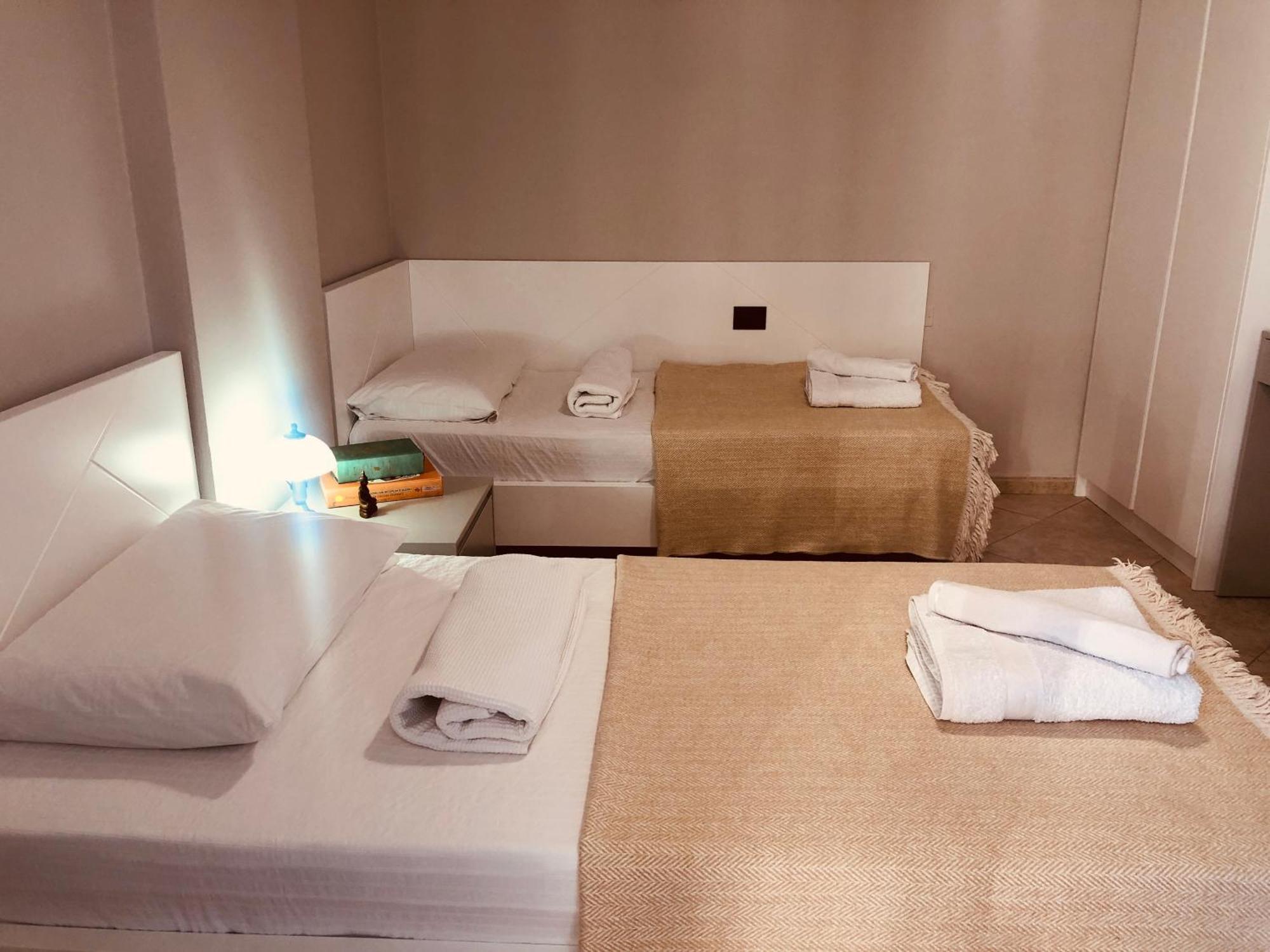 Laureta Central Apartment Тирана Екстер'єр фото
